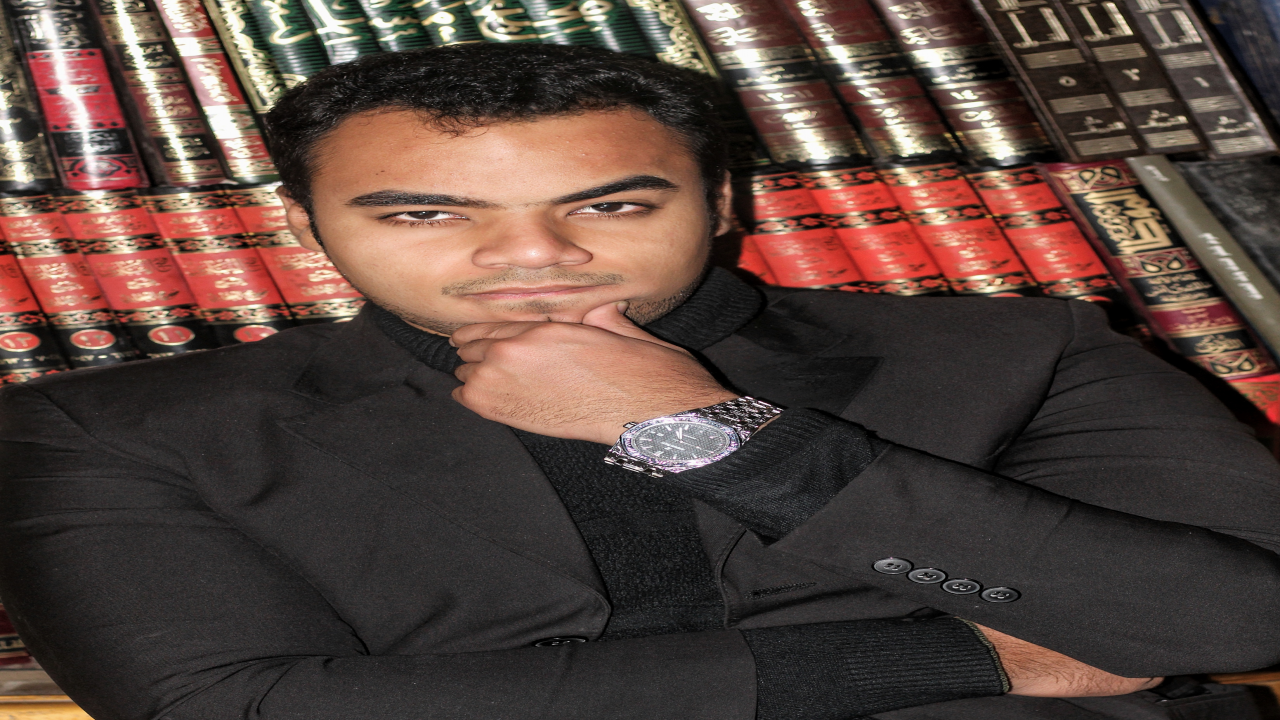 الشاعرُ عمروُ العمادِ فى مكتبتهِ.