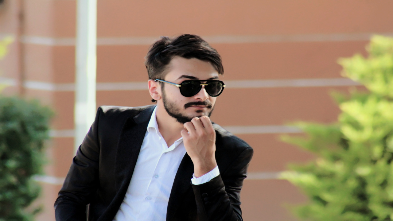 **حماده عزالدين فارس من مواليد 20 مايو 2000 من اقليم كوردستان محافظة دهوك العراق  خبير أمن معلومات وصانع محتوى يوتيوب وممثل ادي العديد من الأفلام ونالت اعجاب الكثيرين، هوا من الأشخاص المؤثرين في مجال أمن المعلومات.أنشأ حماده عزالدين قناتة علي اليوتيوب في عام 2018 وبدأ بنشر مقاطع فيديو حول تبسيط أمن المعلومات بطريقه سهله، ازدادت شهرة حماده عزالدين في العراق والوطن العربي، وفي عام 2020 بدأ حماده عزالدين في أنشأ فيديوهات افلام قصيرة حزينه تتمحور حول متاعب الحياة وما يعانيه  الشاب في مقتبل  حياتة.وفي 2021 بدأ بنشر فيديوهات جيمنج نسبة لان بعض متابعين من محبين الجيمنج وقد حصل حسابه علي الفيس بوك علي مليون متابع في عام 2022 وهذا جعله يتطور كثيرا في مجال أمن المعلومات وبدأ بنشر العديد من المقاطع الفيديو علي اليوتيوب يوميا**