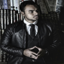 الشاعر عمرو العماد بين كتبه